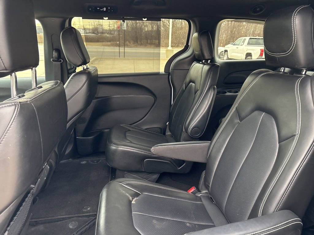 Used 2025 Chrysler Pacifica Select image 17
