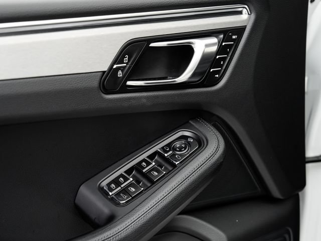 Certified 2026 Porsche Macan AWD/4WD image 8
