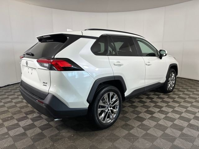 Used 2021 Toyota RAV4 XLE Premium image 3