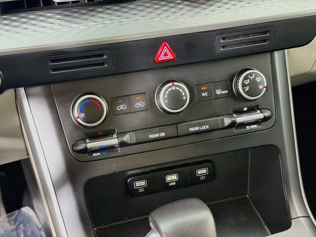 Used 2023 Kia Carnival LX FWD image 15