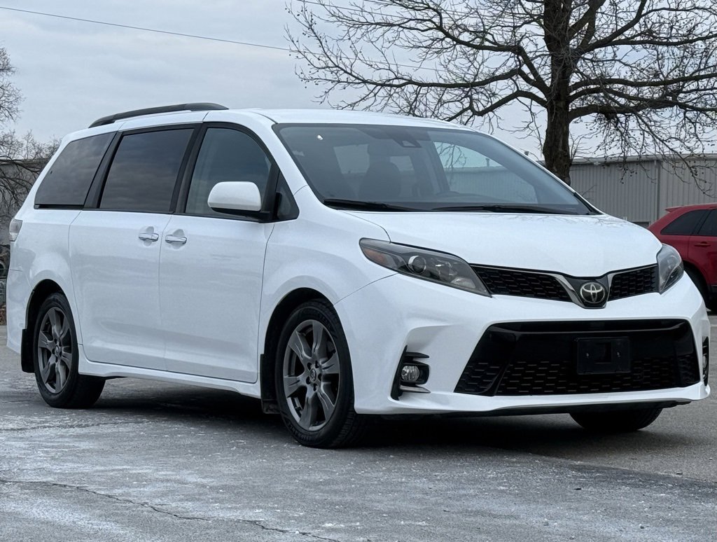 Used 2018 Toyota Sienna SE w/ Carpet Mat Package image 8