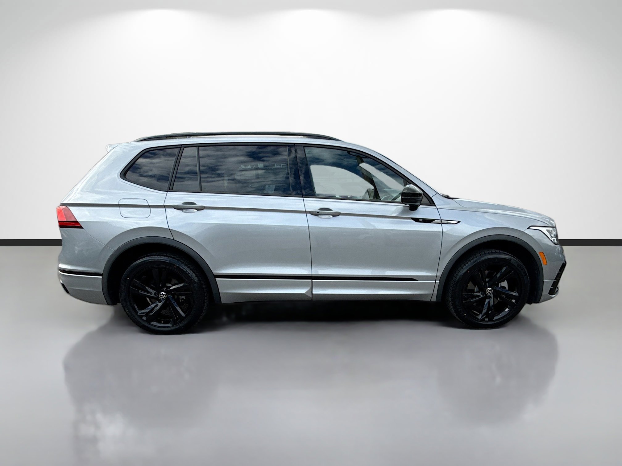 Used 2023 Volkswagen Tiguan SE R-Line image 2