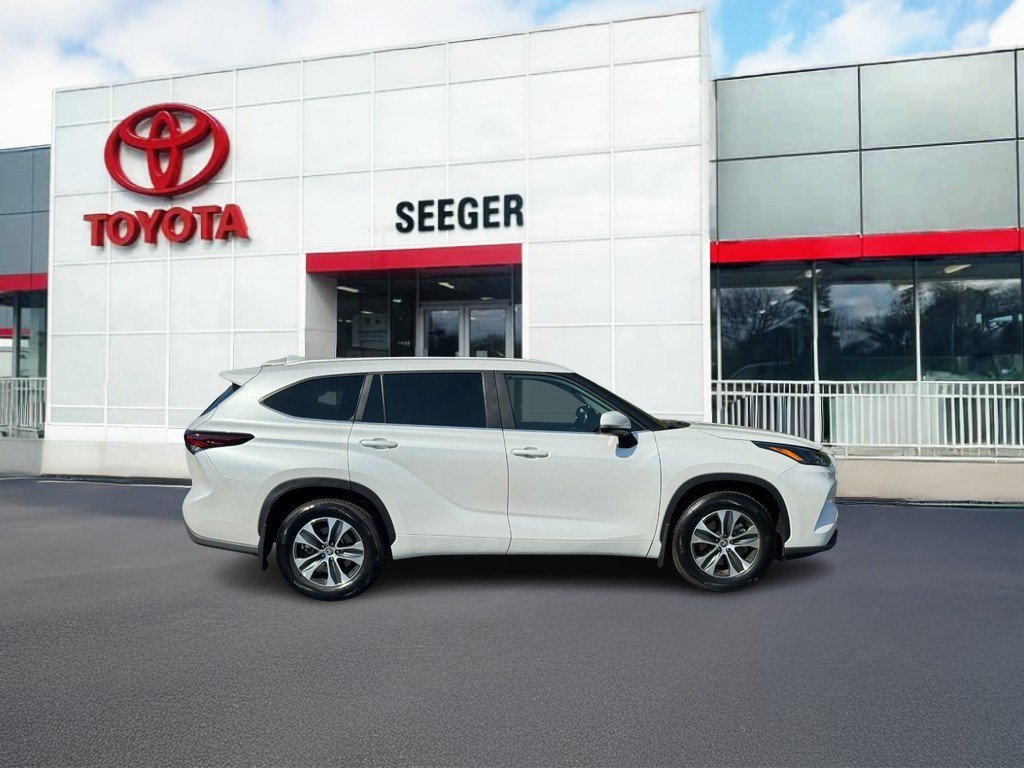 Used 2026 Toyota Highlander XLE AWD/4WD image 2