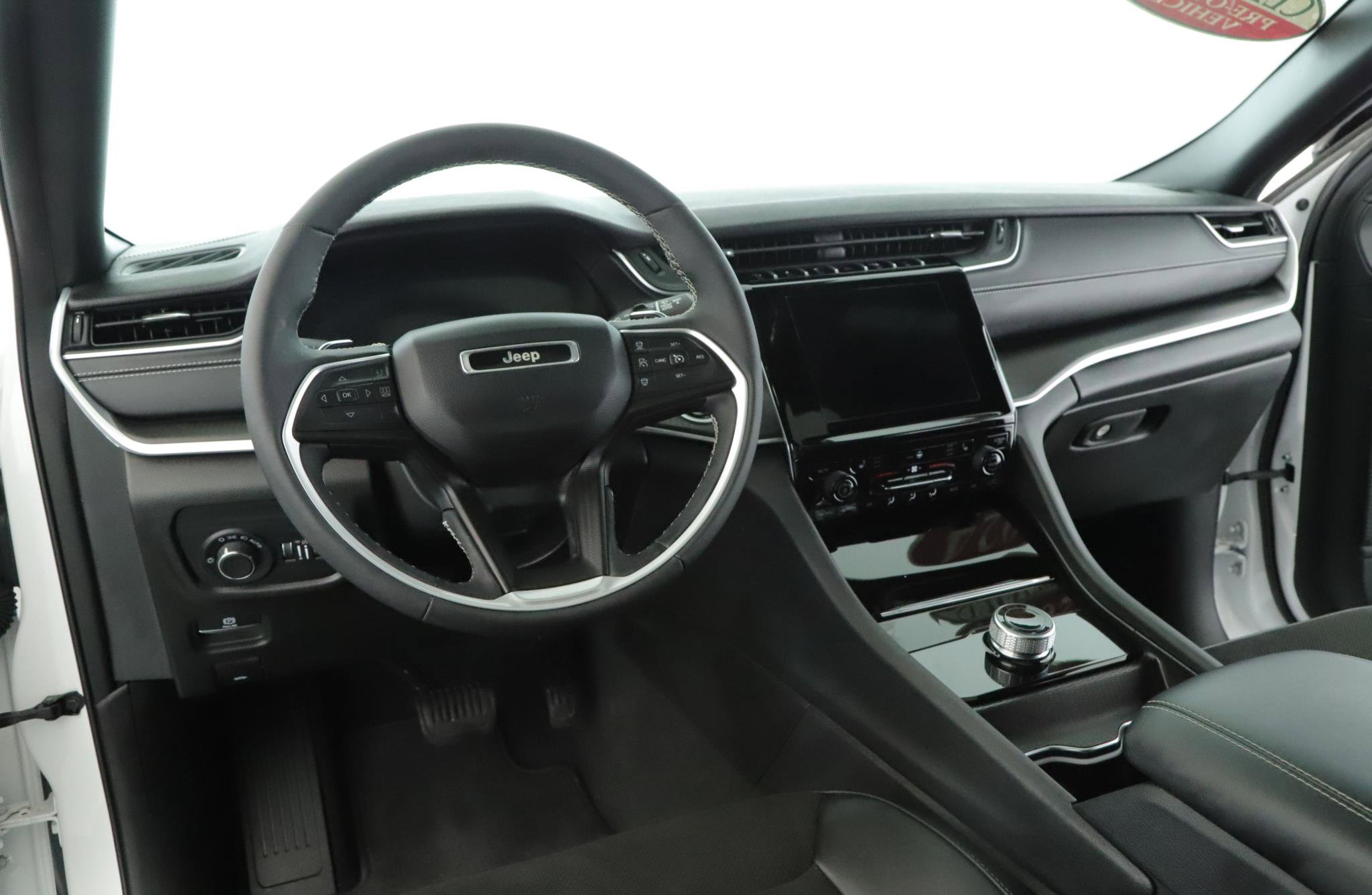 Used 2024 Jeep Grand Cherokee Altitude image 2