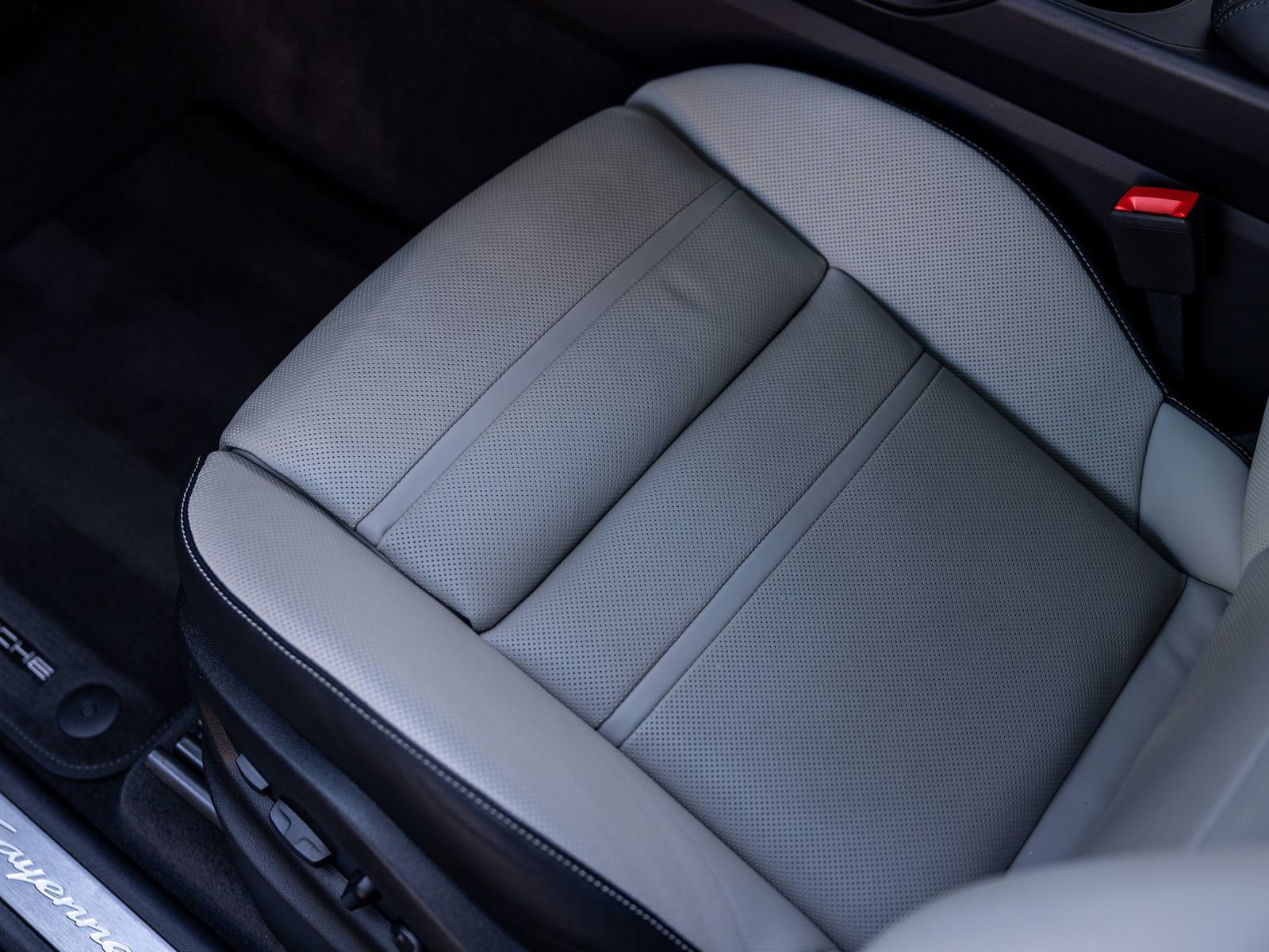 Certified 2025 Porsche Cayenne AWD/4WD image 28