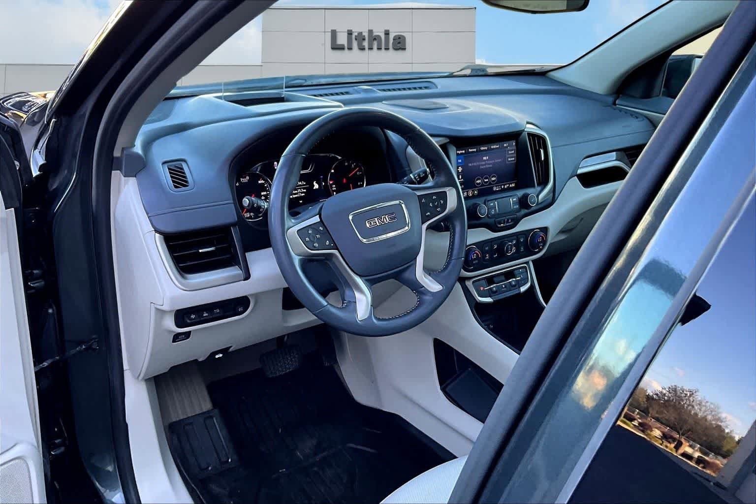 Used 2022 GMC Terrain Denali w/ Denali Premium Package AWD/4WD image 2
