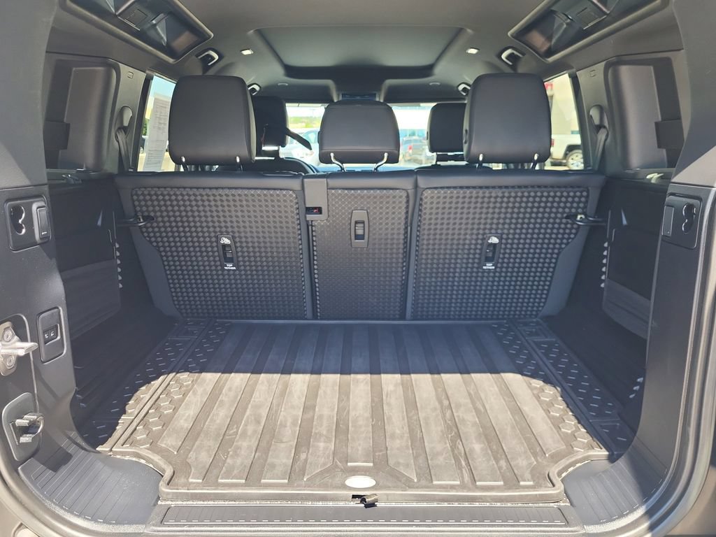 Used 2023 Land Rover Defender 110 SE AWD/4WD image 19