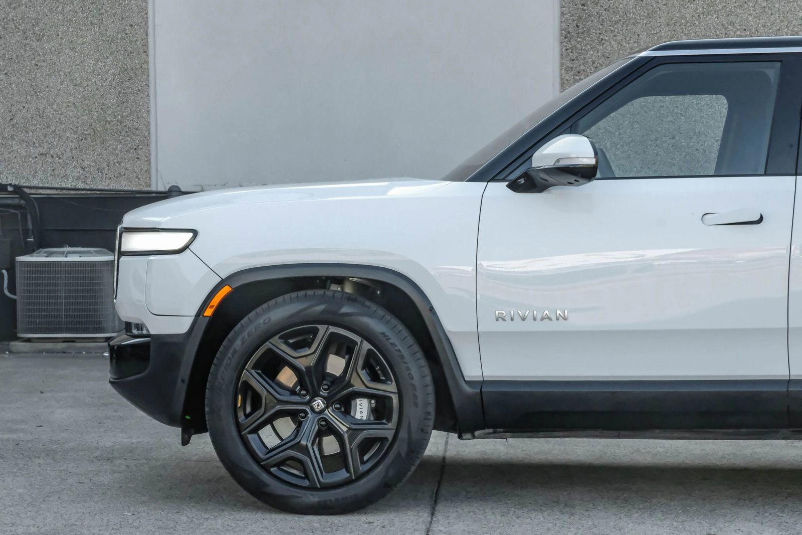 Used 2024 Rivian R1S Adventure image 20