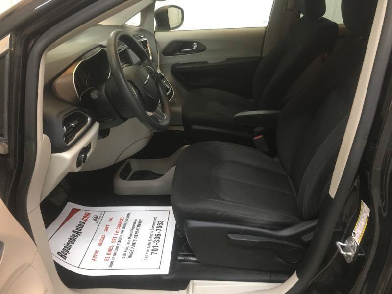 Used 2018 Chrysler Pacifica L FWD image 9
