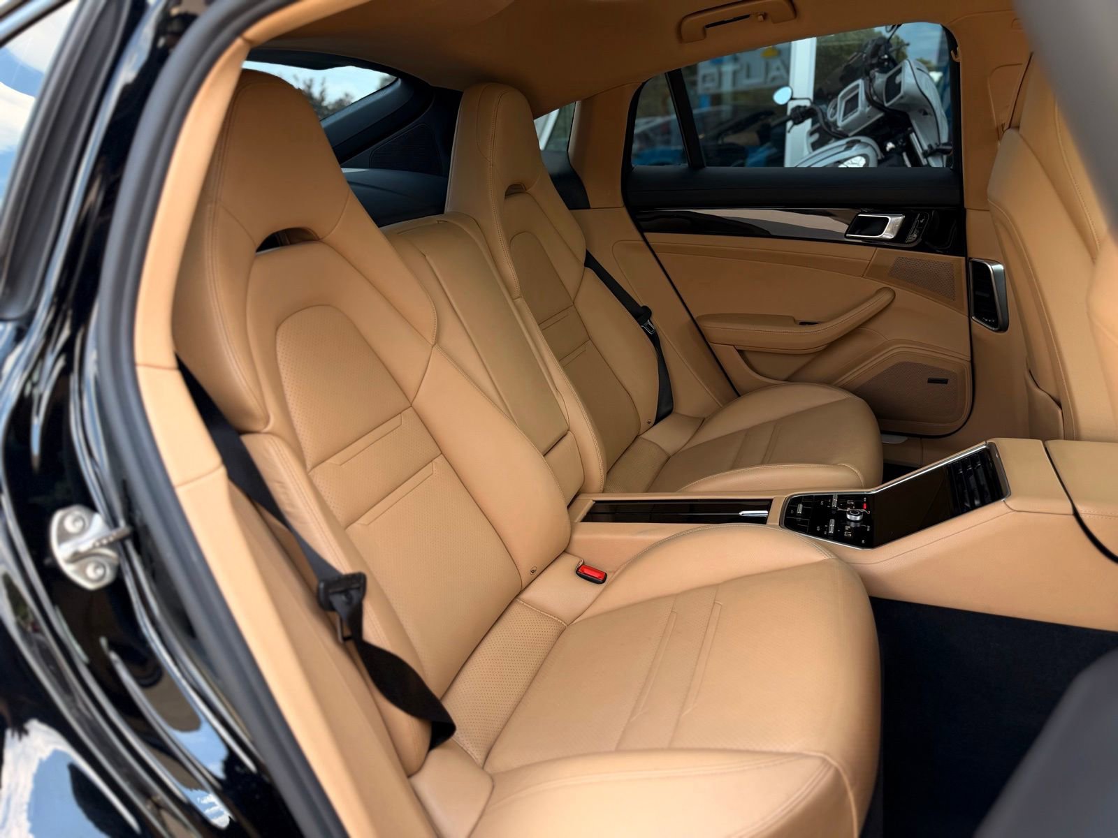 Used 2018 Porsche Panamera 4 AWD/4WD image 40