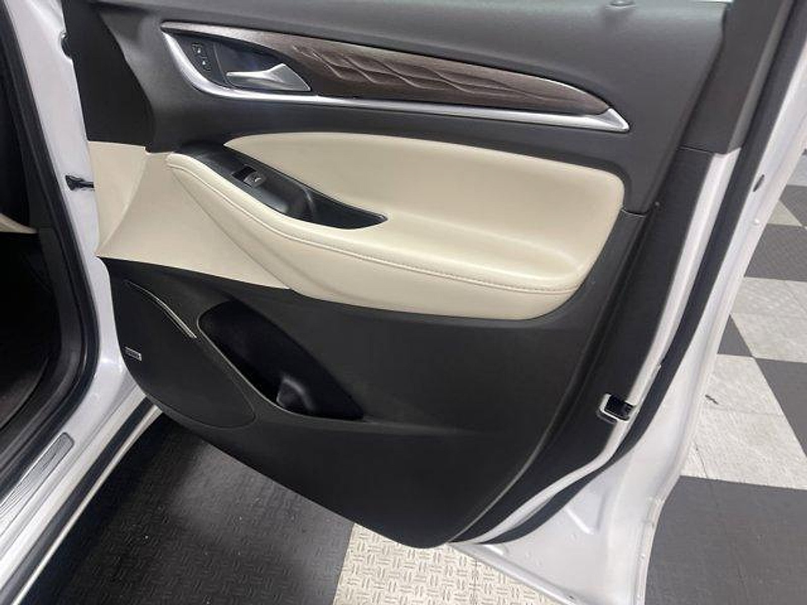 Used 2023 Buick Enclave Avenir w/ Avenir Technology Package AWD/4WD image 18