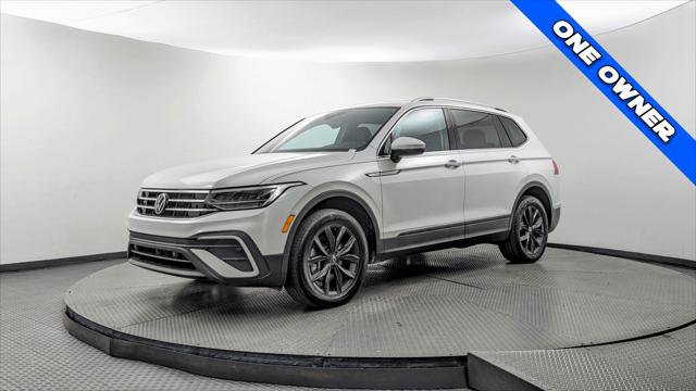 Used 2023 Volkswagen Tiguan SE w/ Panoramic Sunroof Package FWD image 2