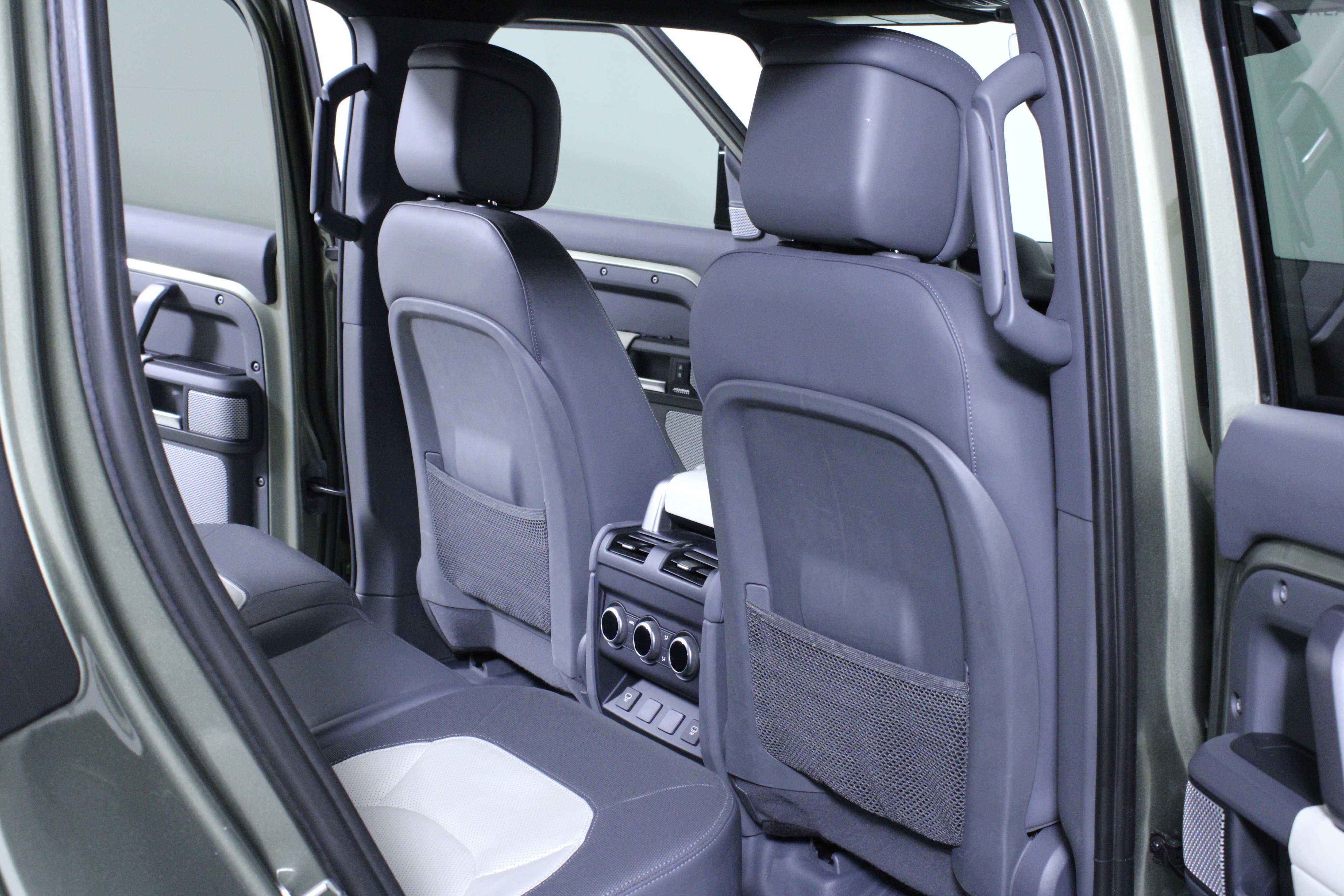 Used 2023 Land Rover Defender 130 X-Dynamic SE image 12