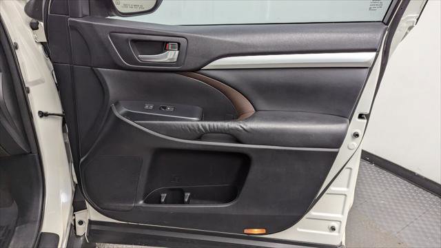 Used 2015 Toyota Highlander XLE image 22