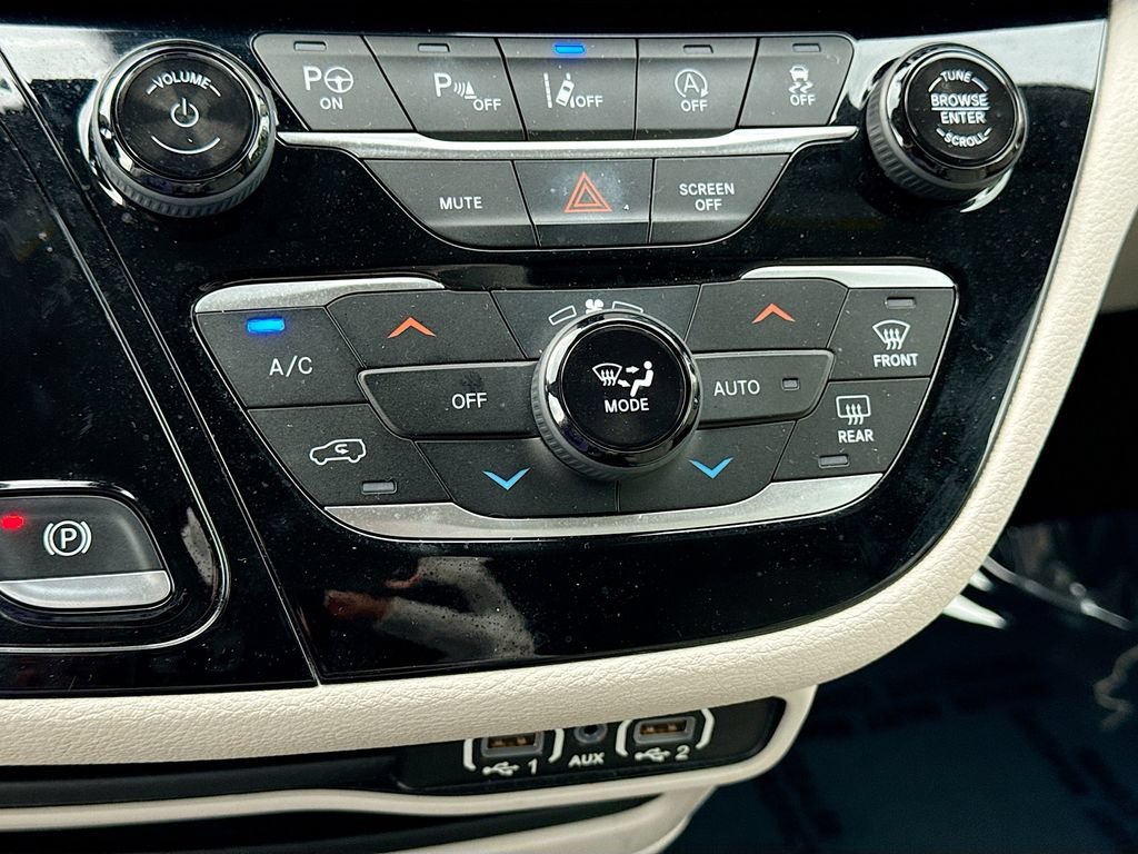 Used 2021 Chrysler Pacifica Touring-L w/ Premium & Safety Sphere Group FWD image 34