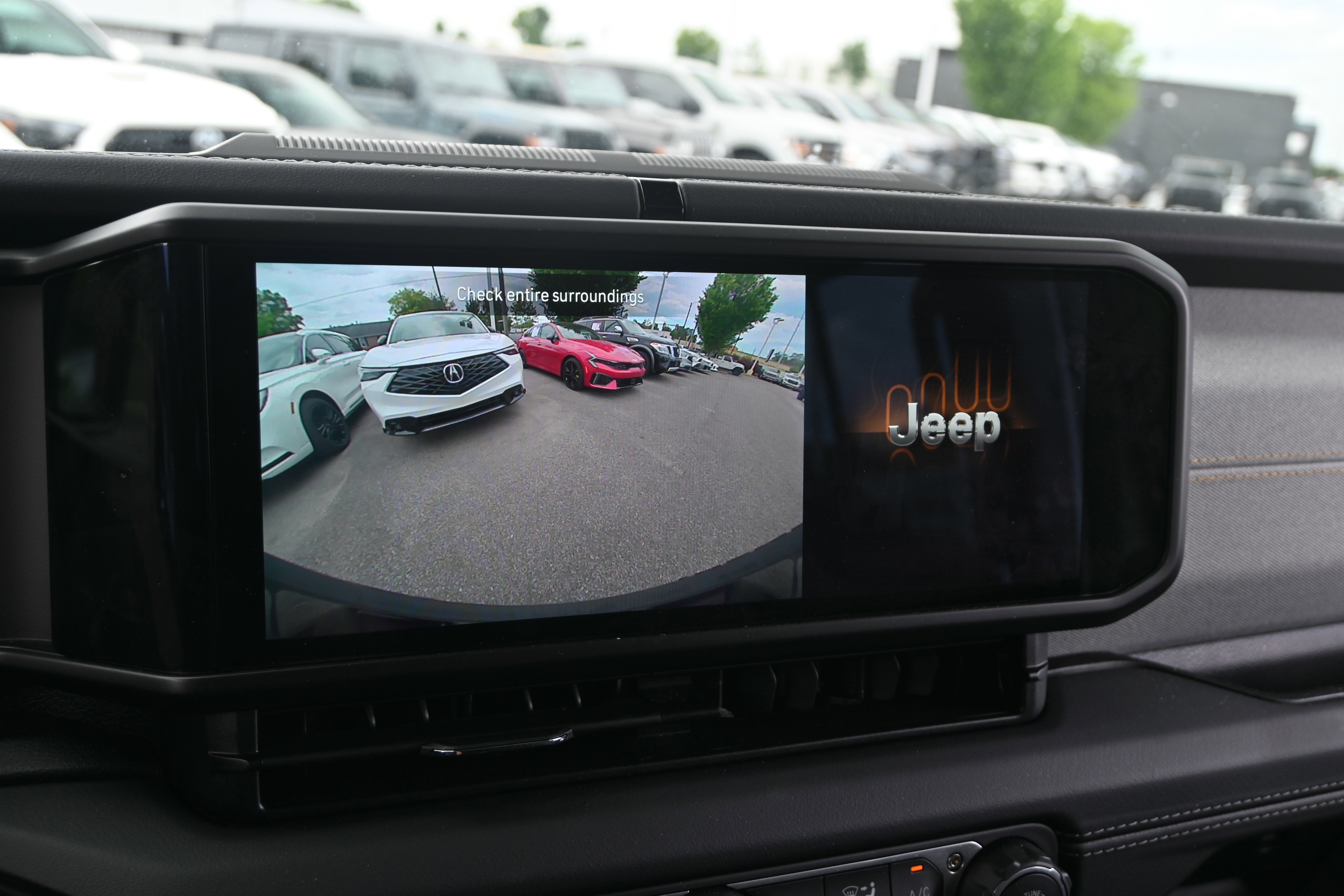 Used 2025 Jeep Wrangler Unlimited Sahara AWD/4WD image 23