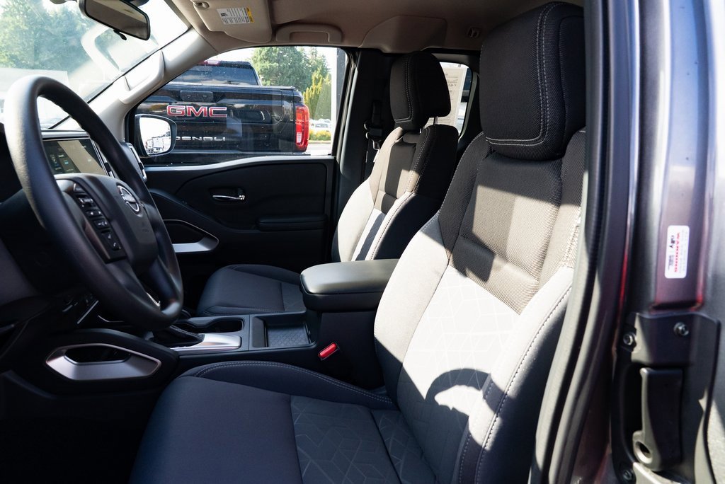 Used 2025 Nissan Frontier SV image 17
