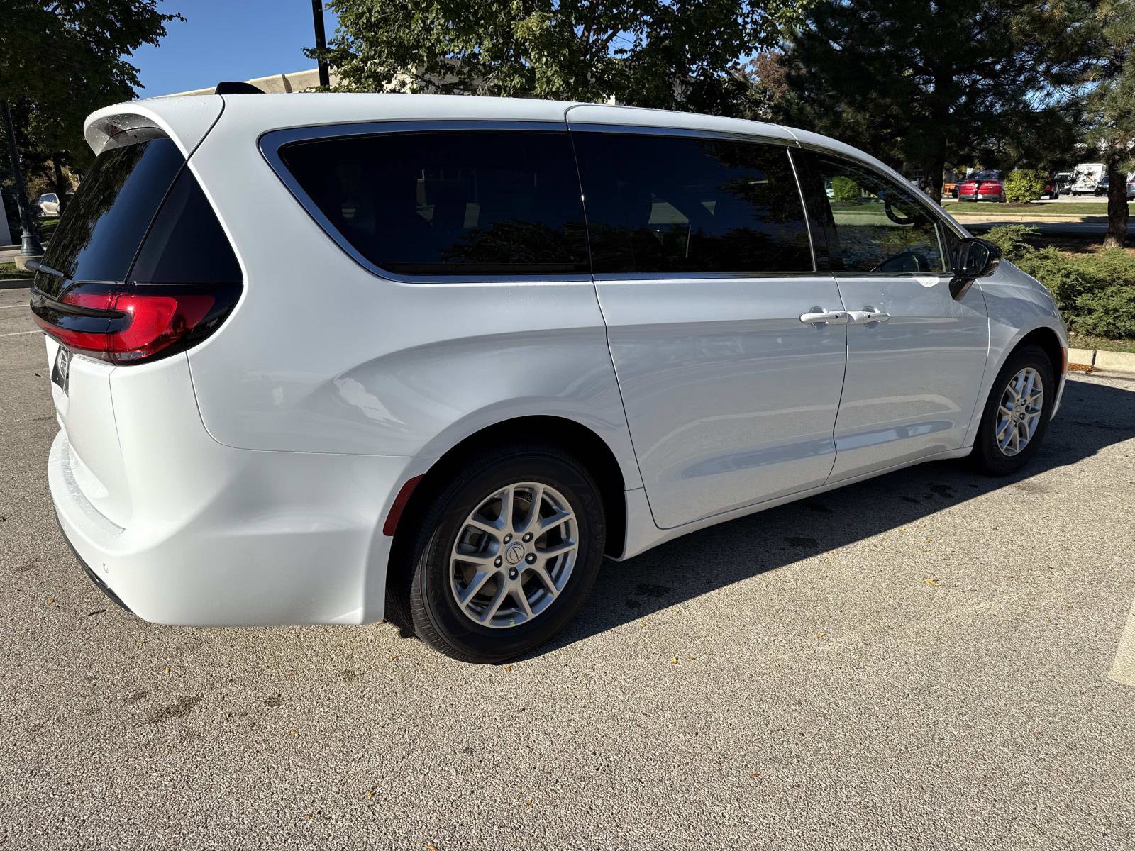 New 2026 Chrysler Pacifica Select image 5