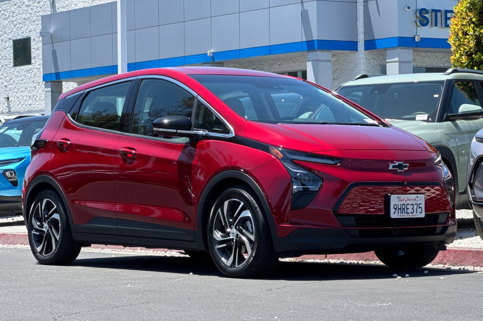 Used 2023 Chevrolet Bolt LT w/ Infotainment Package FWD image 2