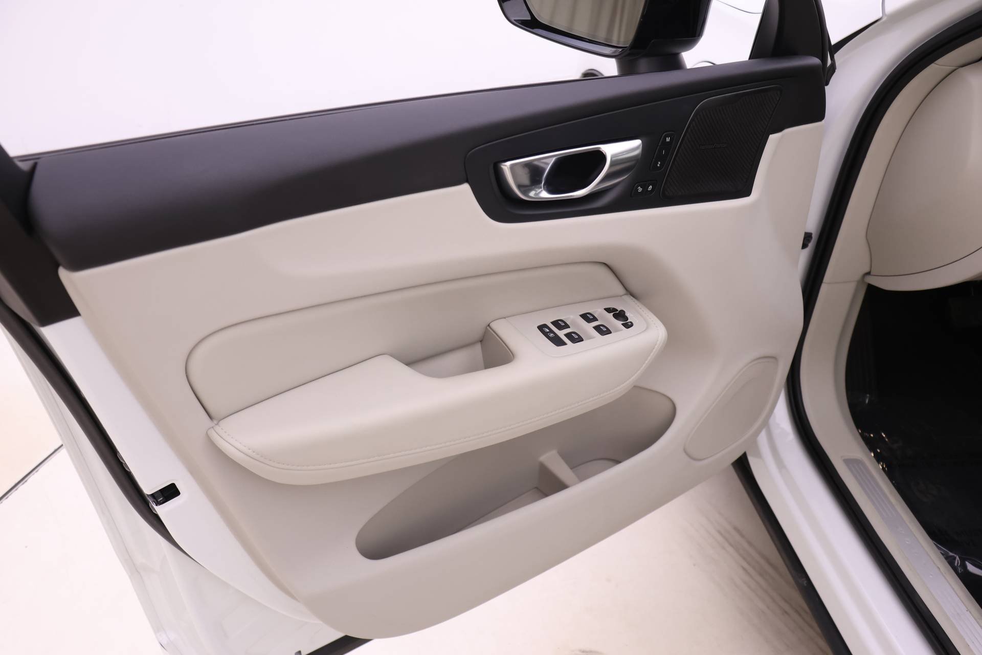 Certified 2025 Volvo XC60 T8 Ultra w/ Protection Package Premier image 14