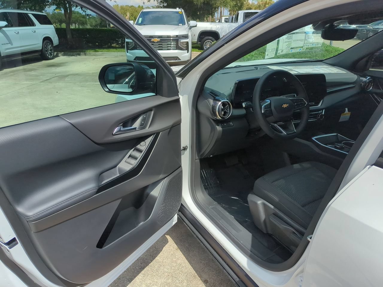 New 2027 Chevrolet Equinox LT w/ Safety and Technology Package FWD image 6