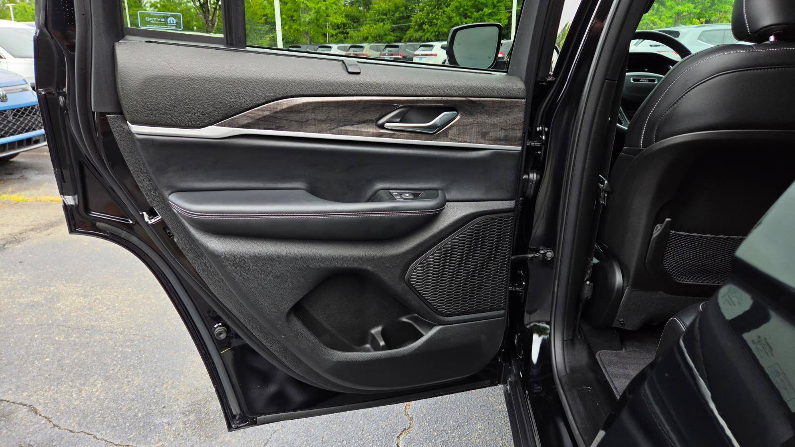 Used 2025 Jeep Grand Cherokee Limited w/ Luxury Tech Group II RWD image 47