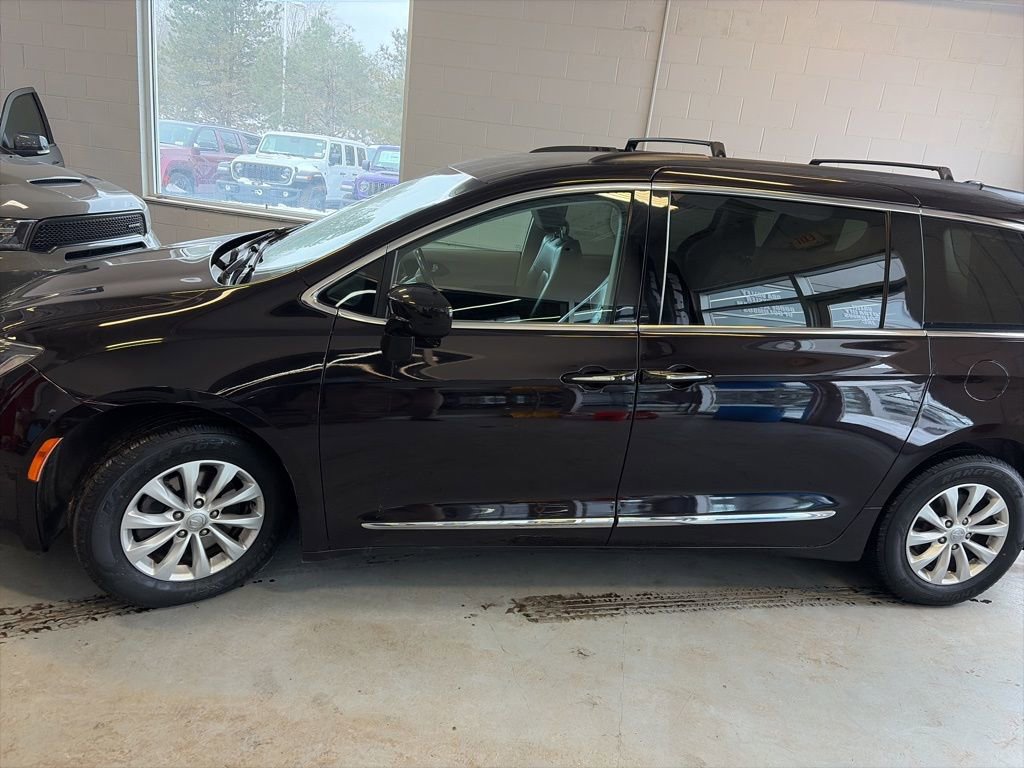 Used 2017 Chrysler Pacifica Touring-L image 3