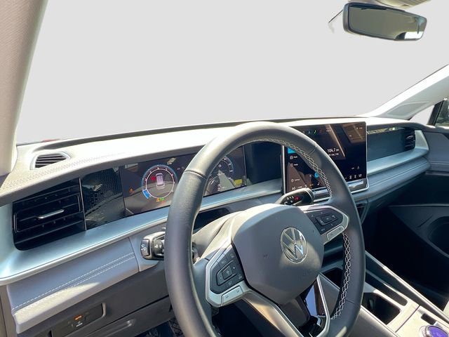 New 2025 Volkswagen Tiguan SE image 9