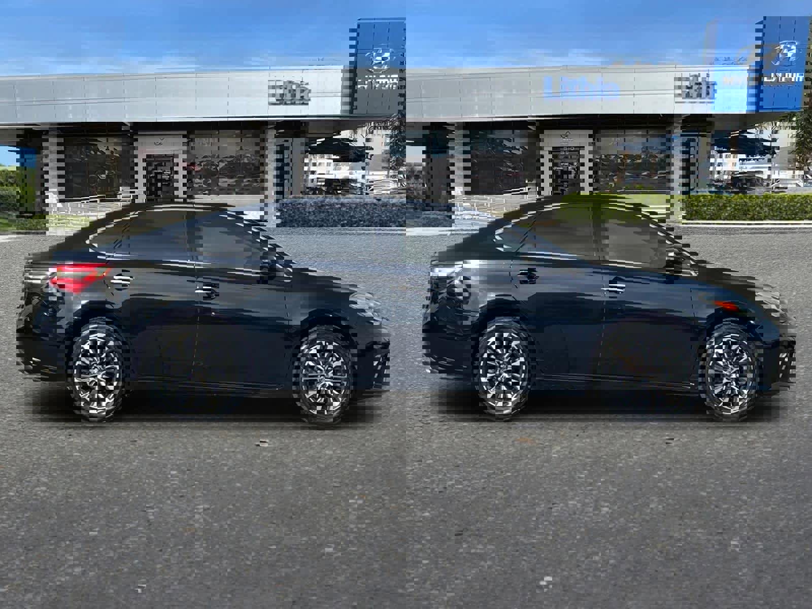 Used 2018 Toyota Avalon XLE image 8