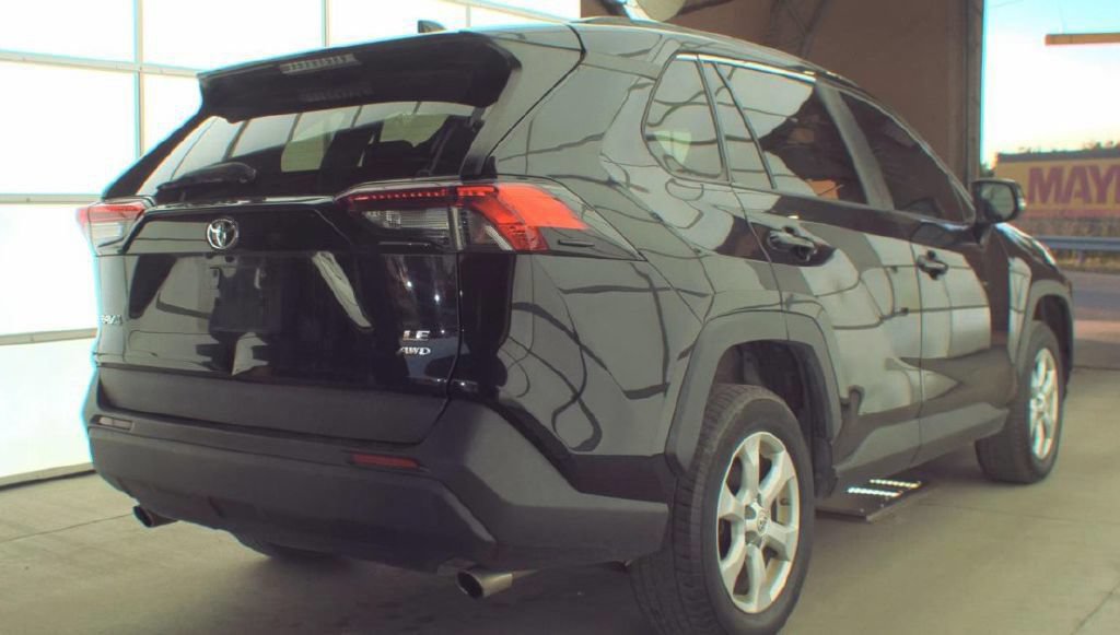 Used 2021 Toyota RAV4 LE AWD/4WD image 3