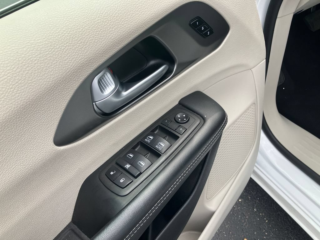 Used 2024 Chrysler Pacifica Touring-L FWD image 12