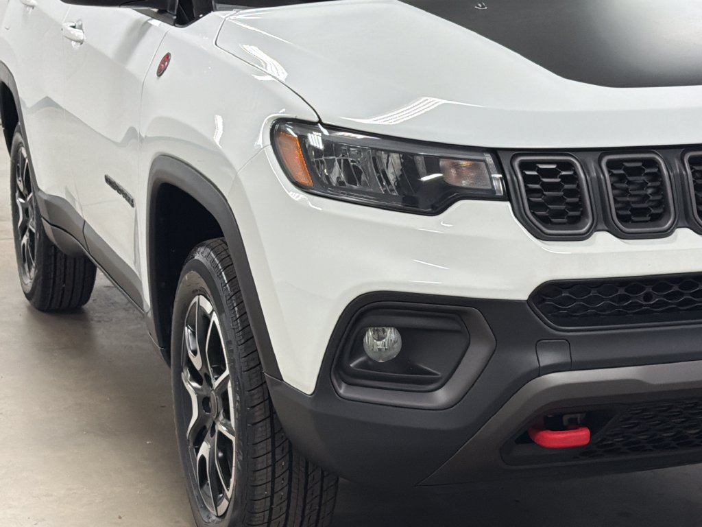 Used 2025 Jeep Compass Trailhawk AWD/4WD image 5