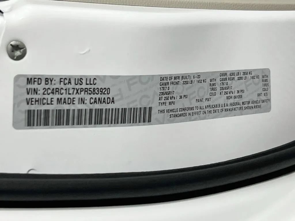 Used 2023 Chrysler Pacifica Touring-L FWD image 33