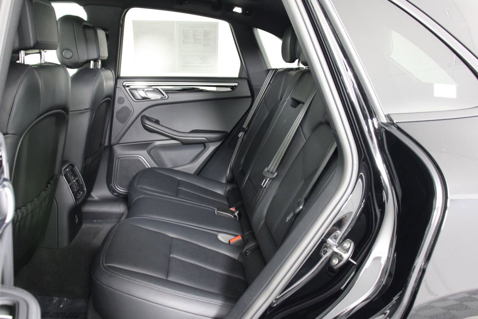 Certified 2025 Porsche Macan image 33