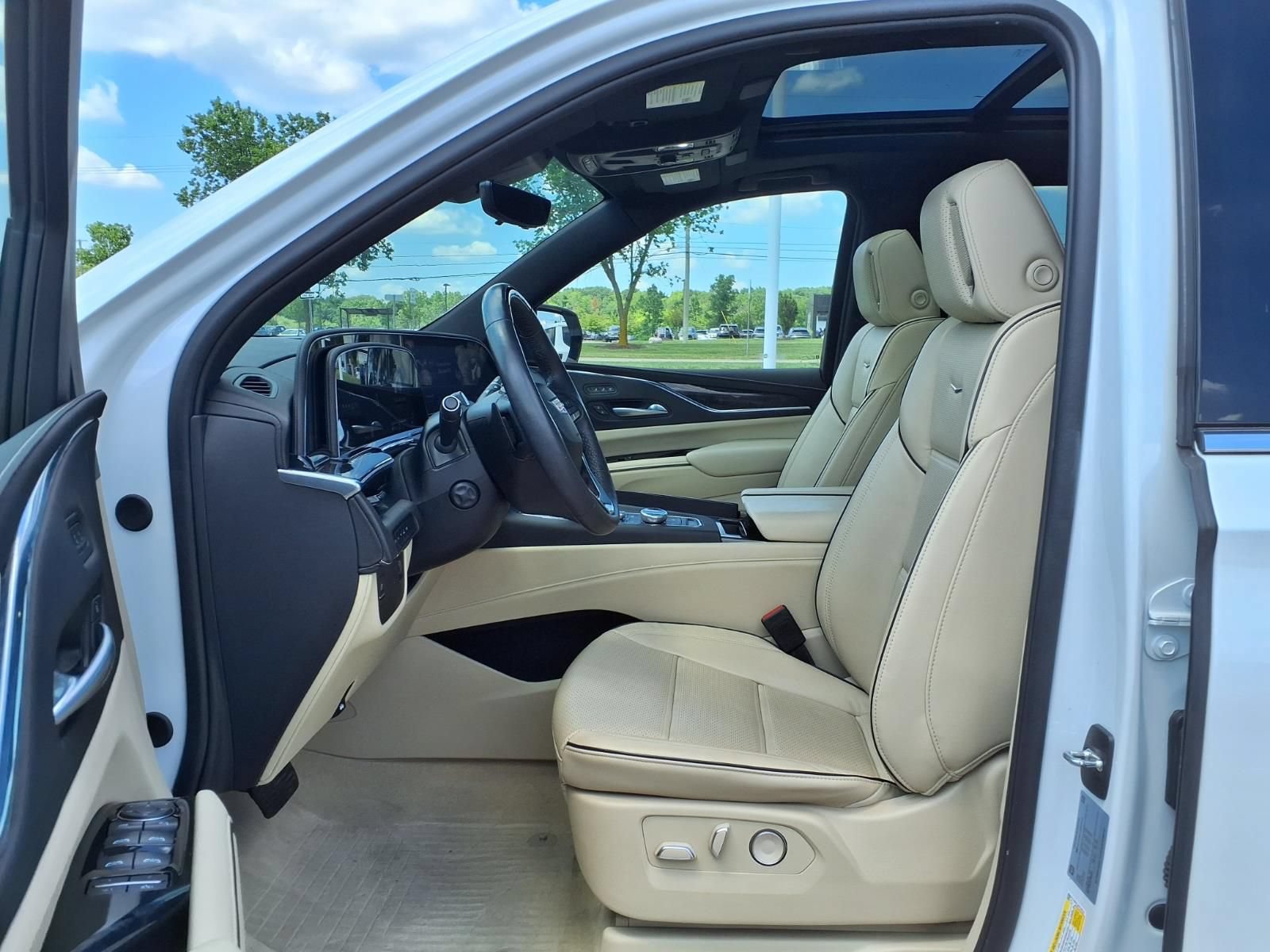Used 2024 Cadillac Escalade Premium Luxury w/ LPO, Floor Liner Package AWD/4WD image 19