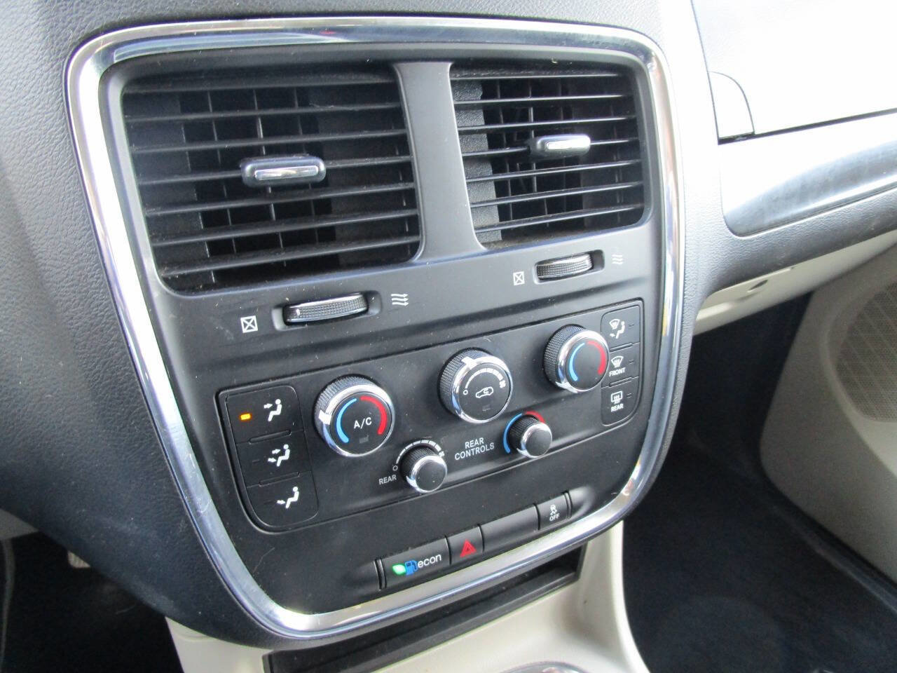 Used 2016 Dodge Grand Caravan SXT image 15