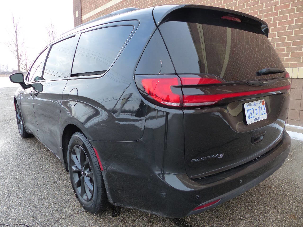 Used 2021 Chrysler Pacifica Touring w/ Uconnect Theater Family Group image 7