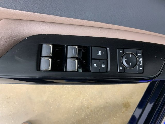 Used 2025 Lexus ES 300h w/ Accessory Package (Z2) image 19