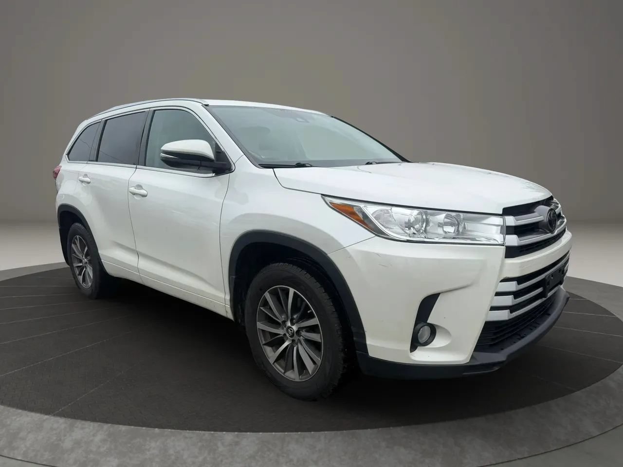 Used 2017 Toyota Highlander XLE w/ Carpet Mat Package AWD/4WD image 3