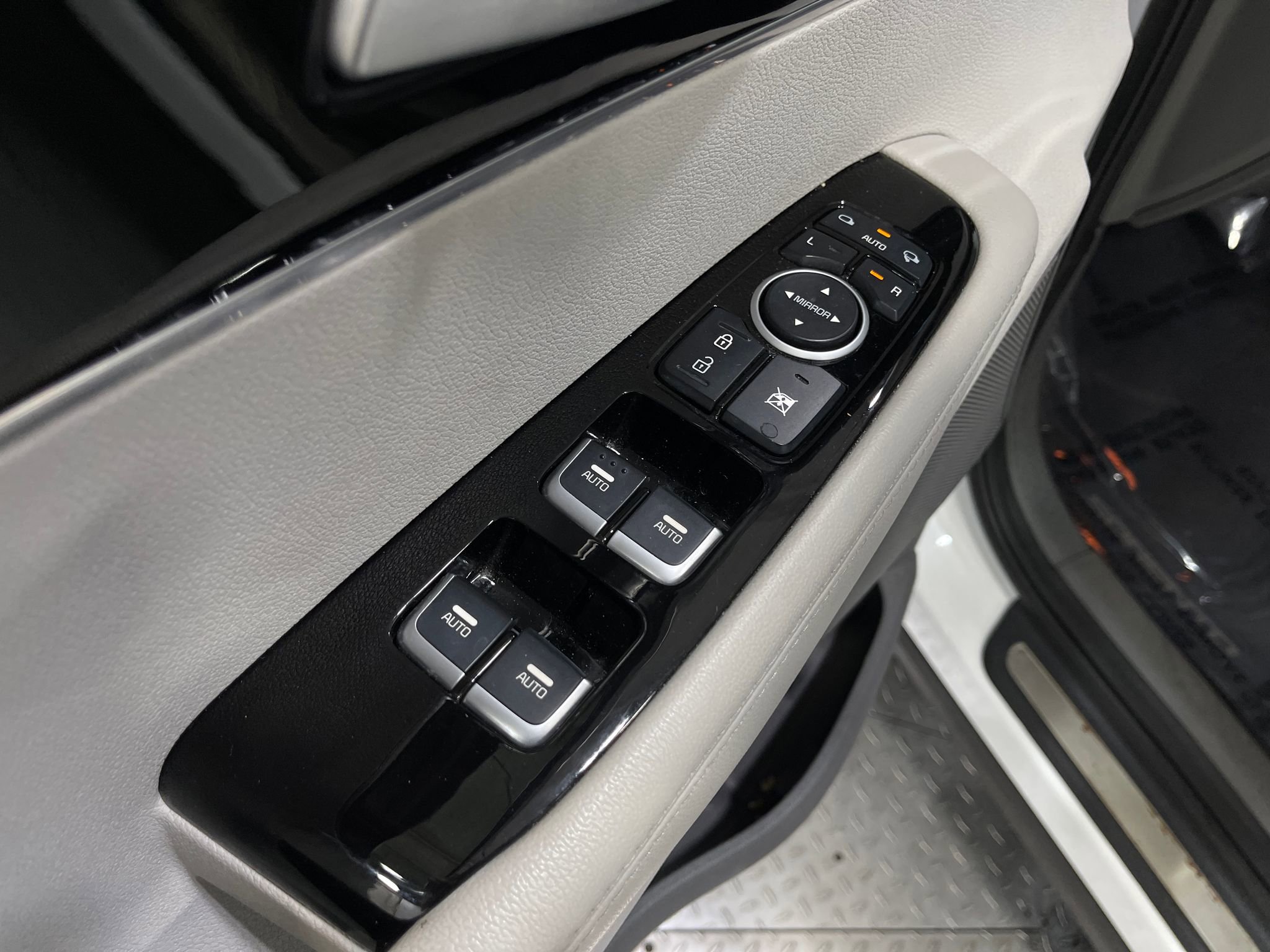 Used 2020 Kia Sorento SX image 15