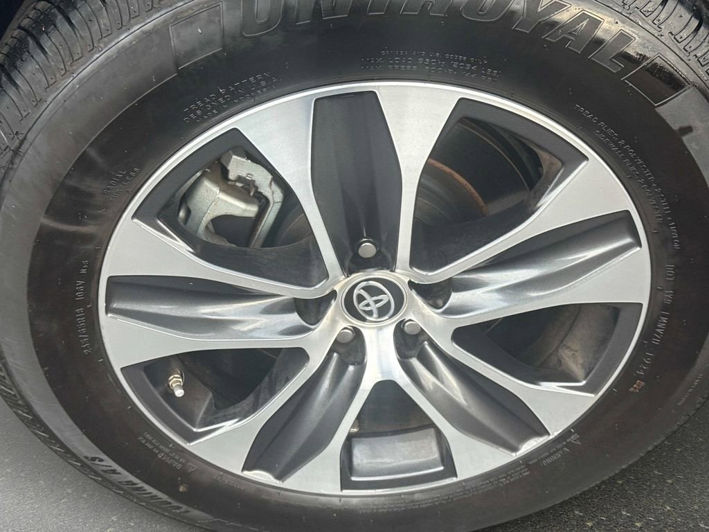 Used 2023 Toyota Highlander XLE image 3