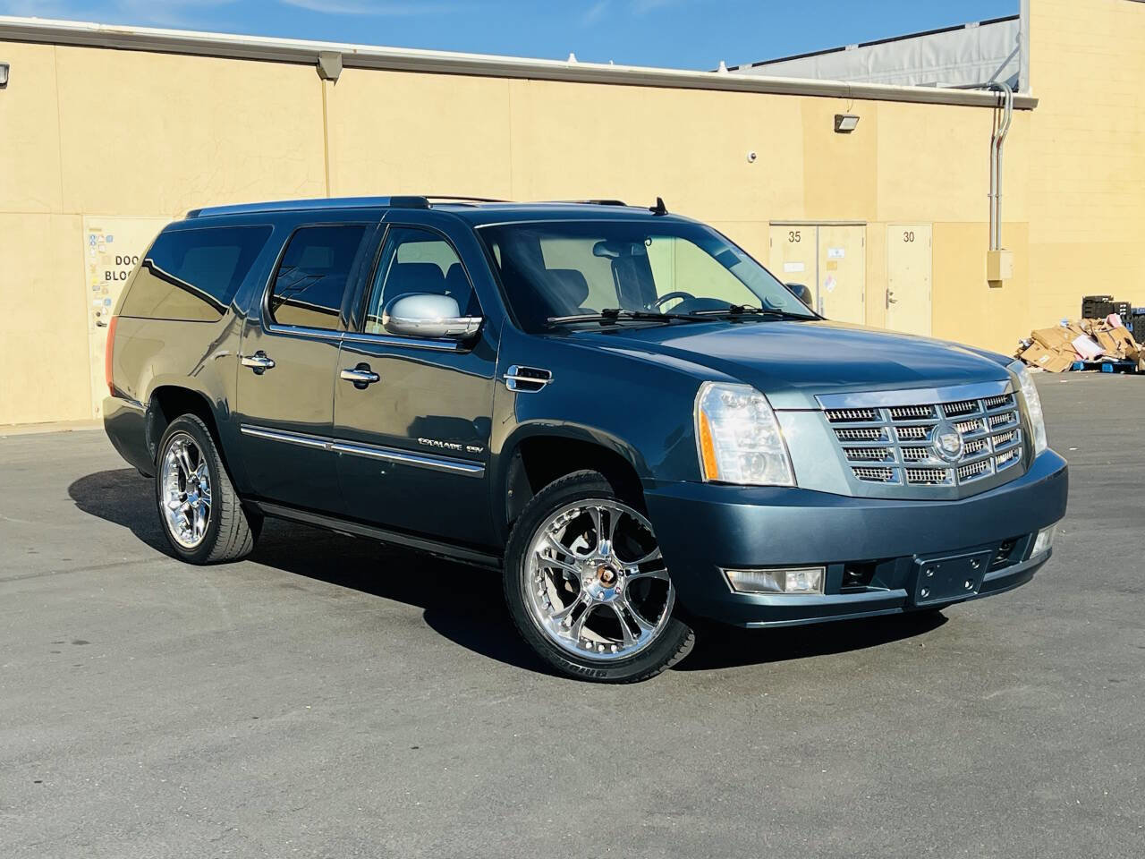 Used 2010 Cadillac Escalade ESV Premium image 2
