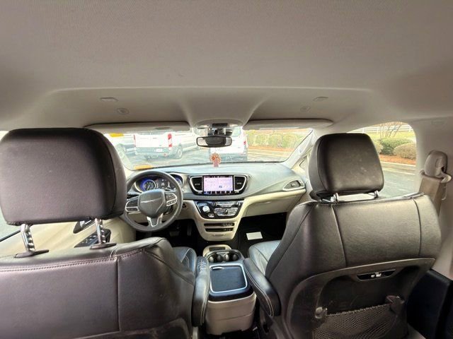 Used 2022 Chrysler Pacifica Touring-L image 8