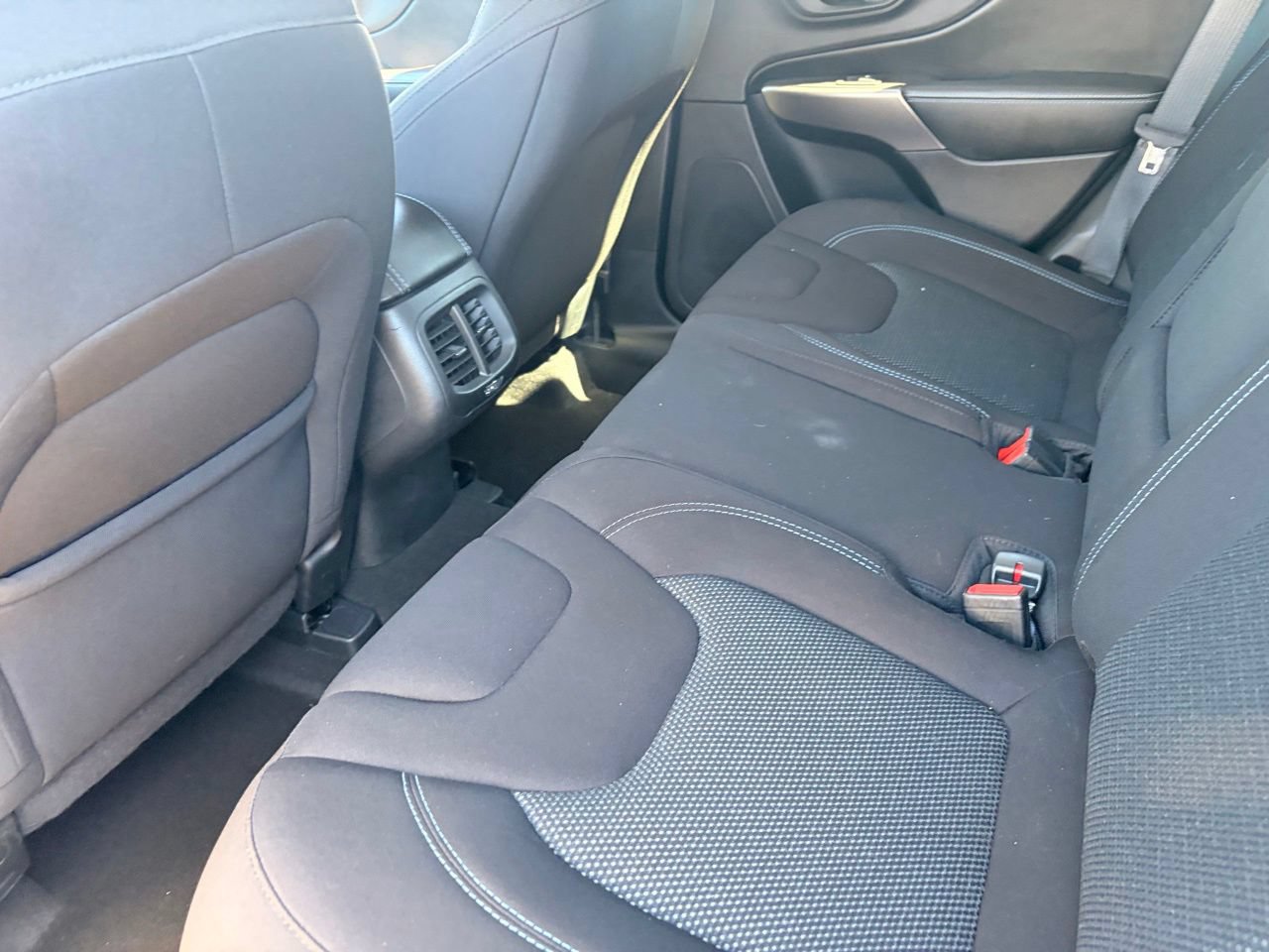 Used 2020 Jeep Cherokee Latitude w/ Cold Weather Group AWD/4WD image 16