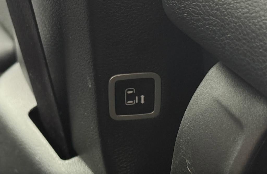 Certified 2023 Chrysler Pacifica Touring-L image 9