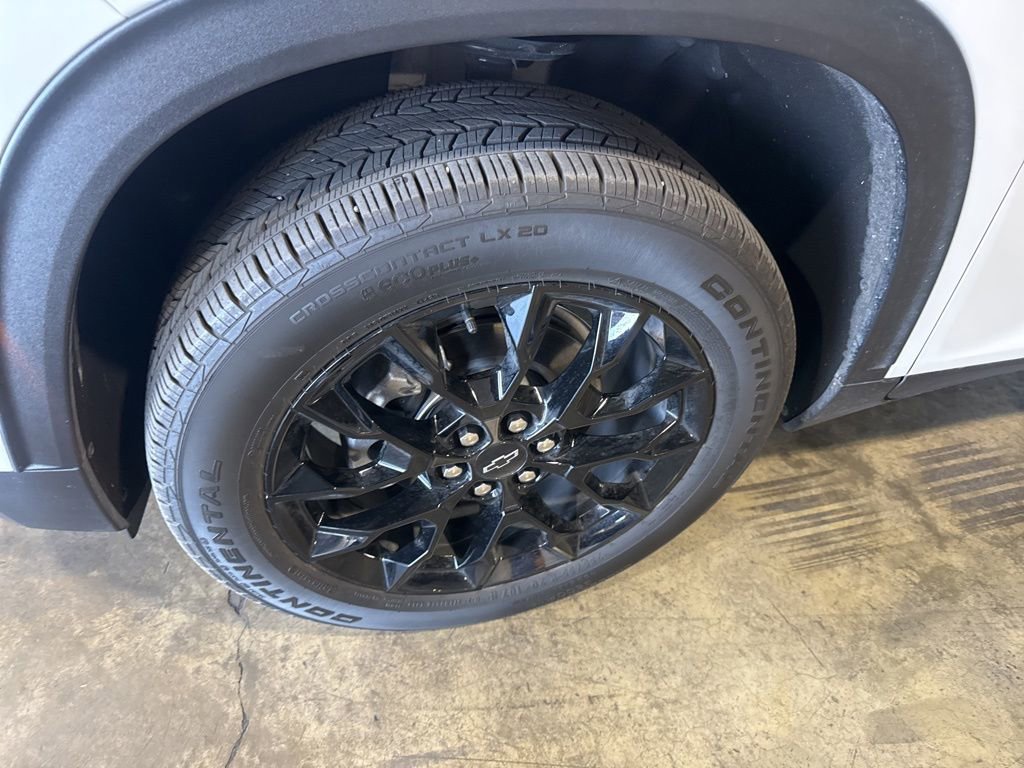 Used 2025 Chevrolet Traverse LT w/ Midnight/Sport Edition image 5