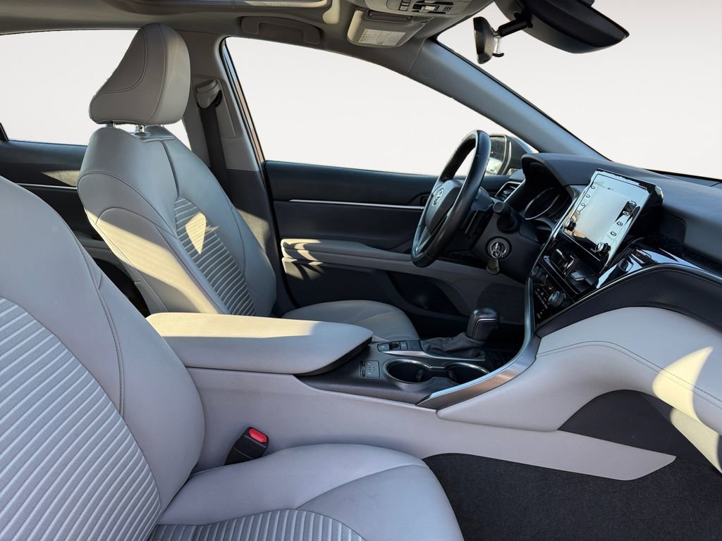 Used 2021 Toyota Camry SE w/ Cold Weather Package image 15