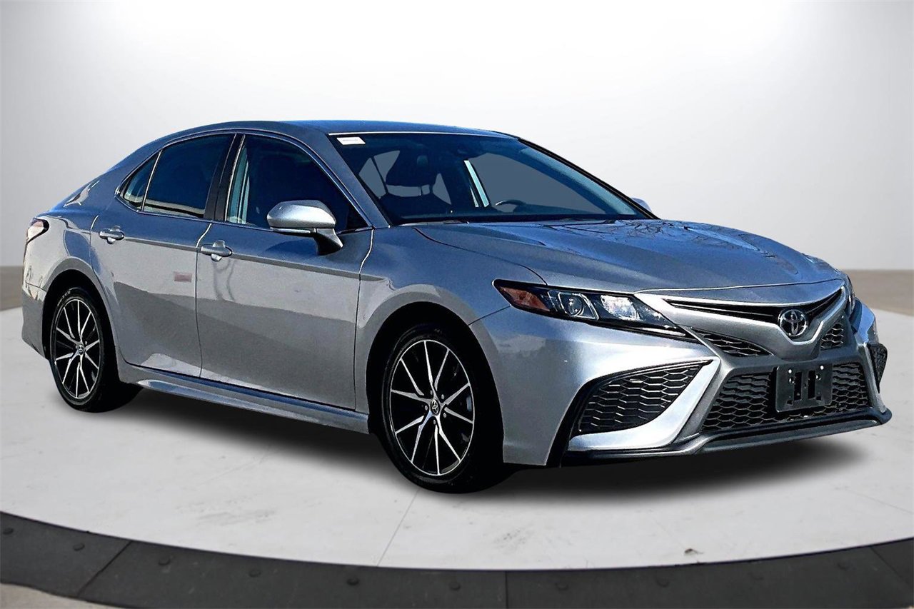 Used 2024 Toyota Camry SE image 2