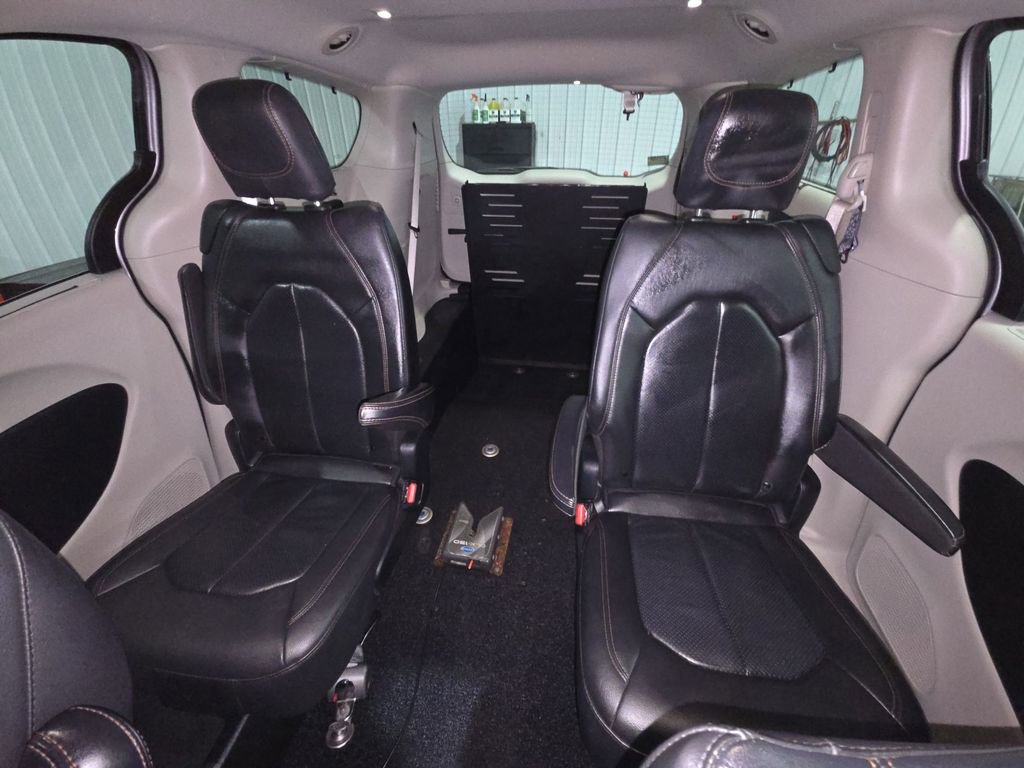 Used 2020 Chrysler Pacifica Touring-L FWD image 26