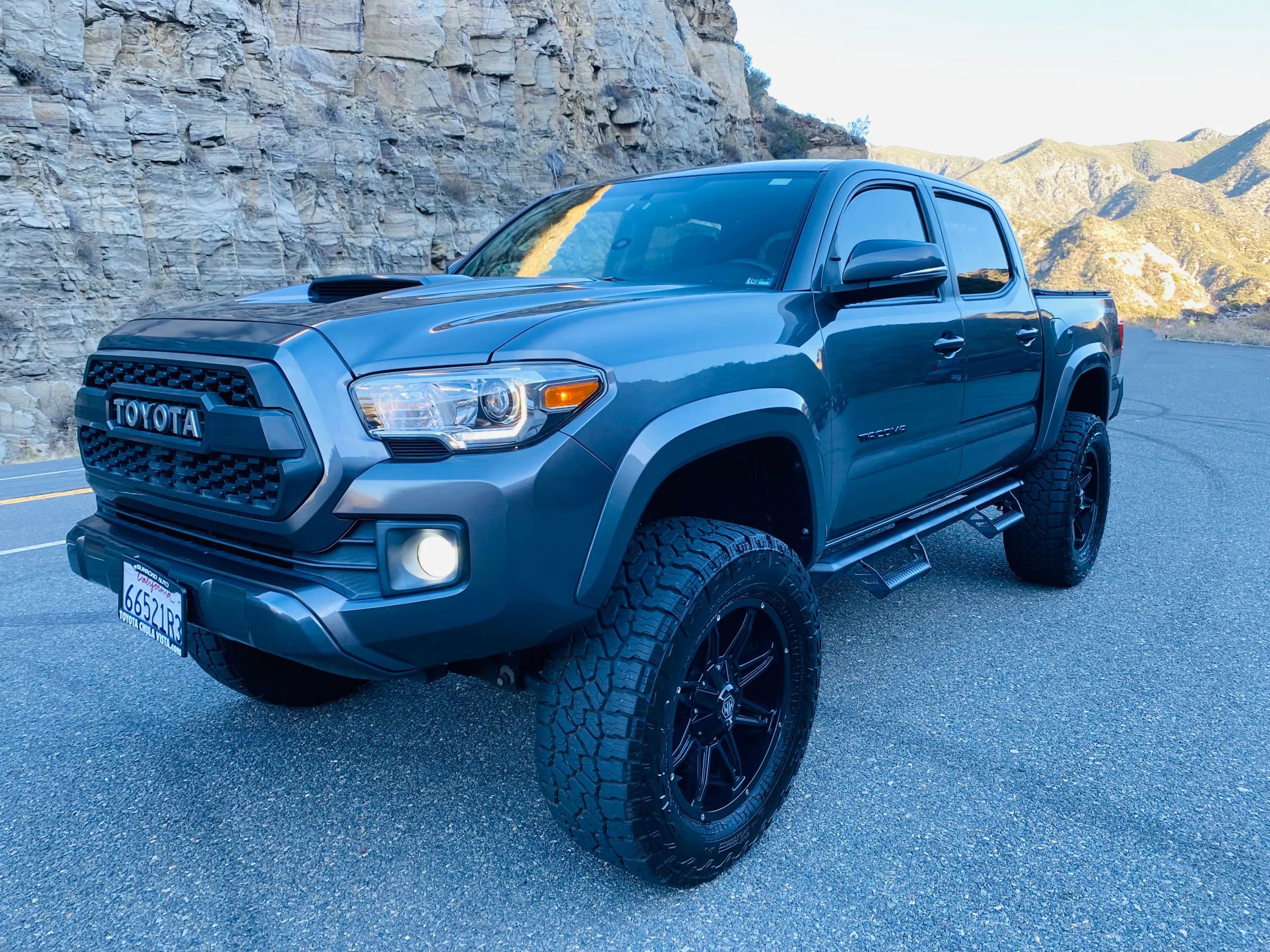 Used 2017 Toyota Tacoma TRD Sport w/ Premium & Technology Package image 4